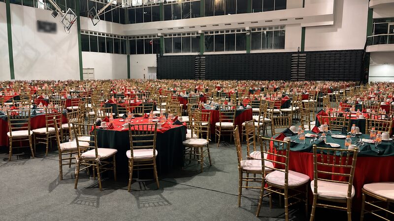 Banquete TYMM con mantelería roja y verde, sillas Chiavari doradas