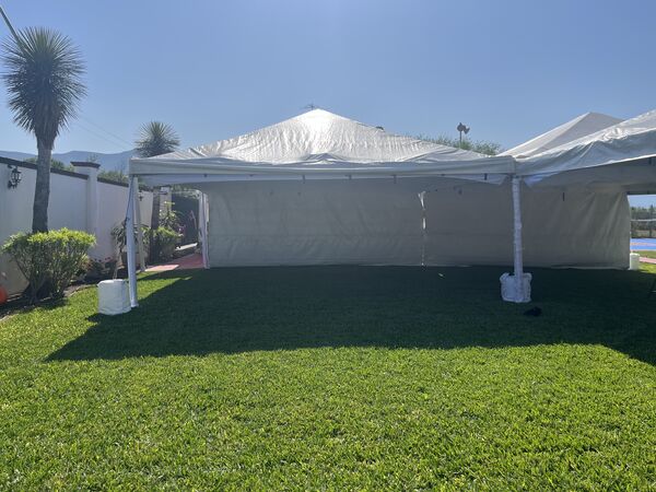 Toldo cerrado instalado en jardín para evento privado