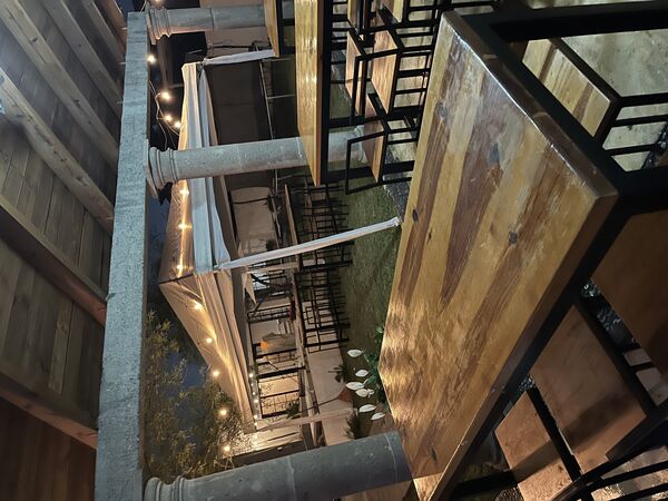 Mesas de madera con bancos para evento al aire libre